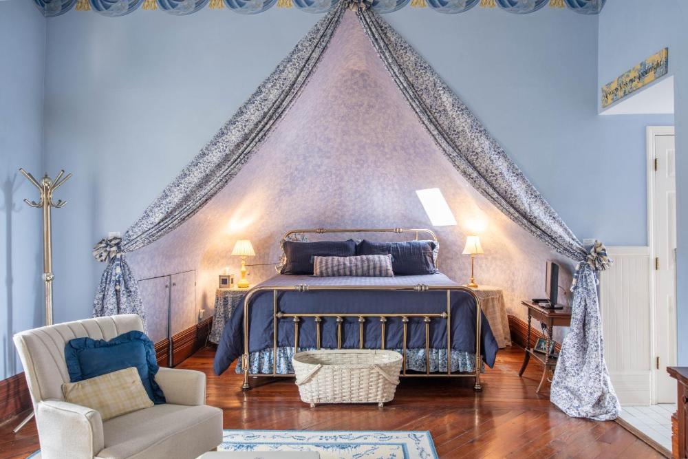Deluxe King Room interior
